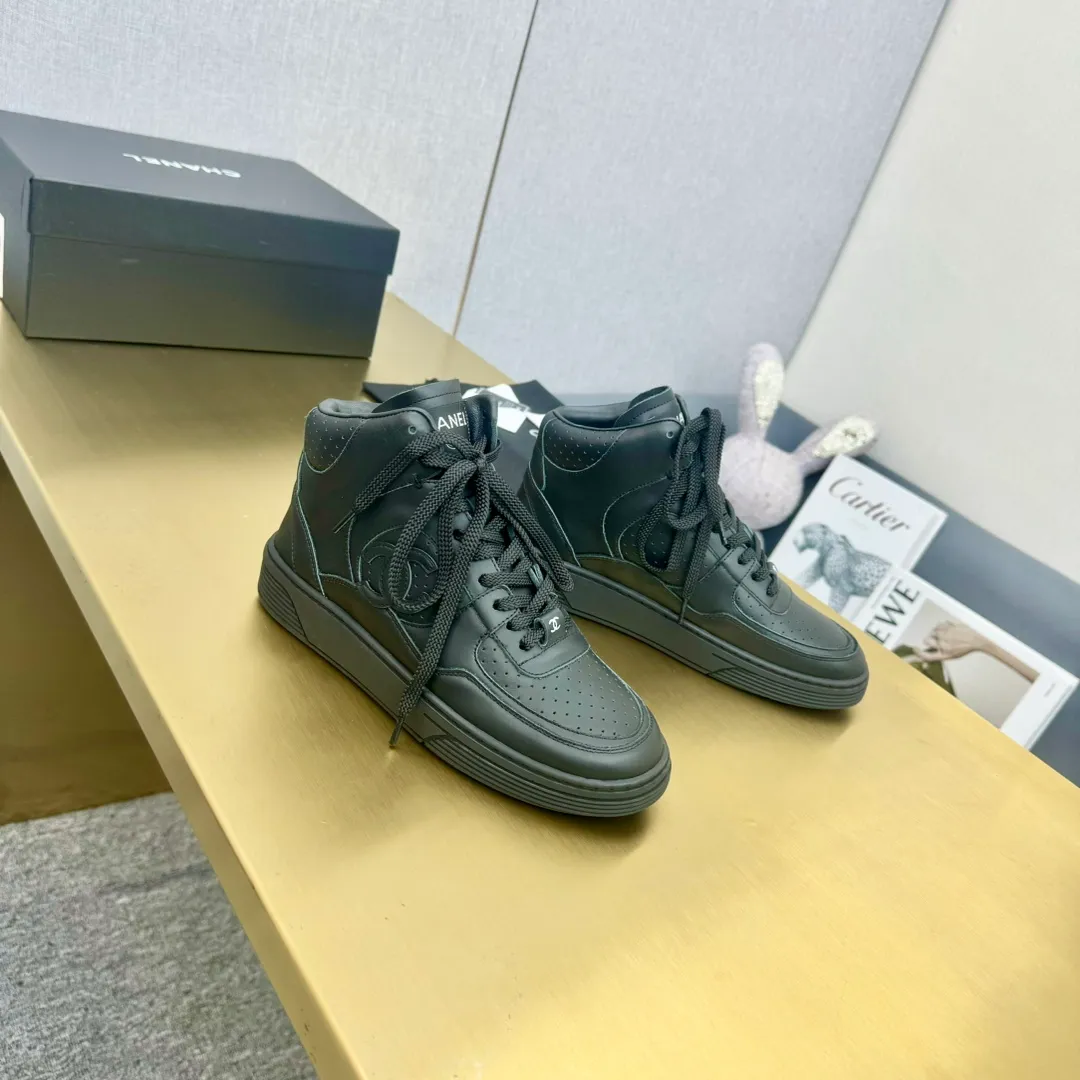 👟👟Ex-factory price 680👟👟 Top version oil edge craftsmanship, original order quality! 35-45 Couple Model Chanel Chanel 24C Early Spring Vacation Series Xiaoxiang Metal Casual Sports Shoes Gold Panda Shoes The latest foreign catwalk series Chanel Chanel 2023 early spring series is held in the second smallest country in the world. The series is inspired by Monaco's international seaside lifestyle, from the F1 racing track to the beach pool, from the casino to the tennis court, creating a diverse and unique new series of racing driver's helmets, one-piece suits and other elements that have been reinterpreted to be more fashionable. Exquisite packaging at the delivery counter🛍📦 ▪️Fabric: Original calfskin ▪️Lining: Original custom imported cowhide ▪️Sole: Original TPU outsole ▪️Size: Women's 35-45
